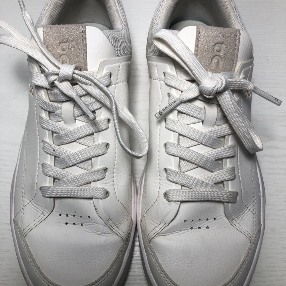 Women’s ON The Roger Centre Court white leather sneakers- Size 7.5